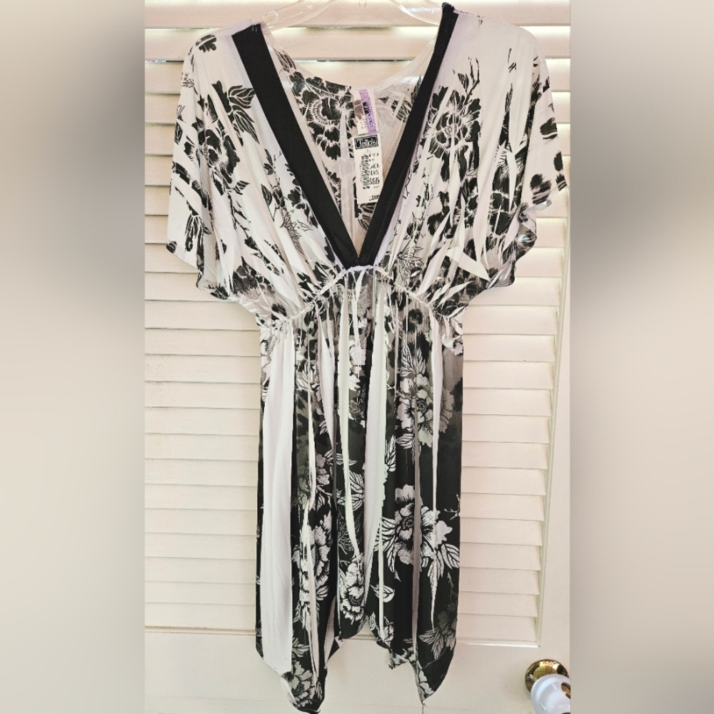 Tello's Tunic, NWT, Large